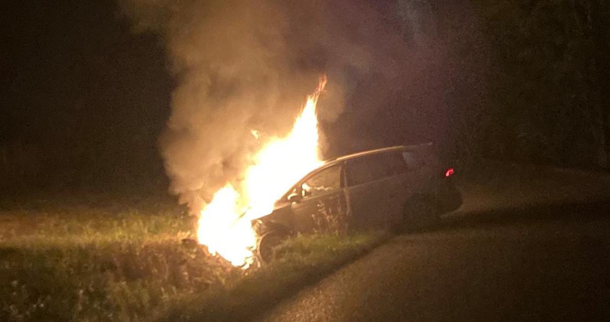 Intrappolato nell'auto in fiamme nella notte, paura per un 29enne a Ruda